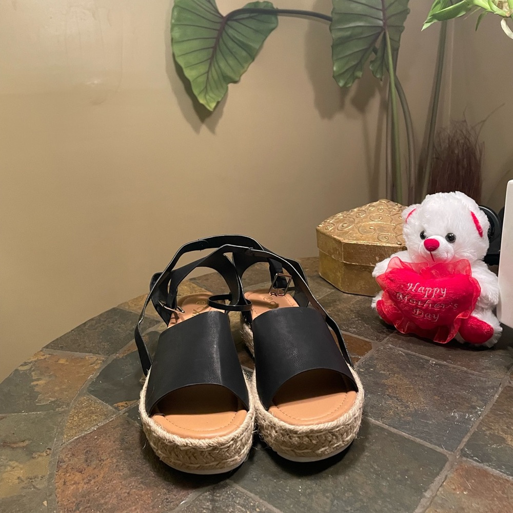 🤩NWT Athefit Women’s size 39 peep toe sandals with straps😍🤩